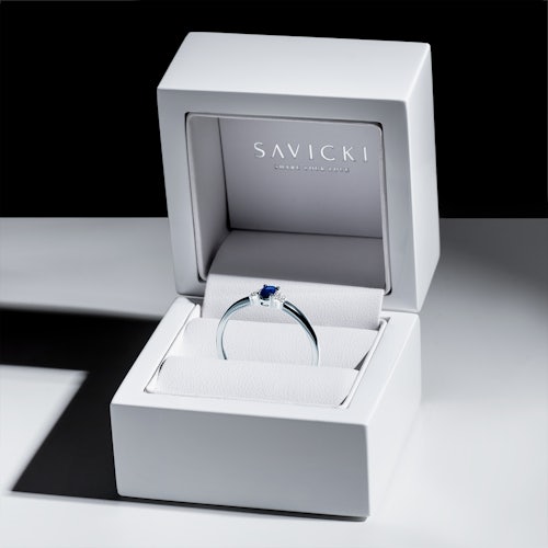 Pierścionek zaręczynowy SAVICKI: dwukolorowe złoto, niebieski szafir, diamenty